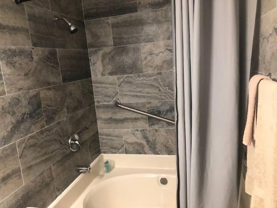 Lakeview Condo In Gated Community 탬파 외부 사진