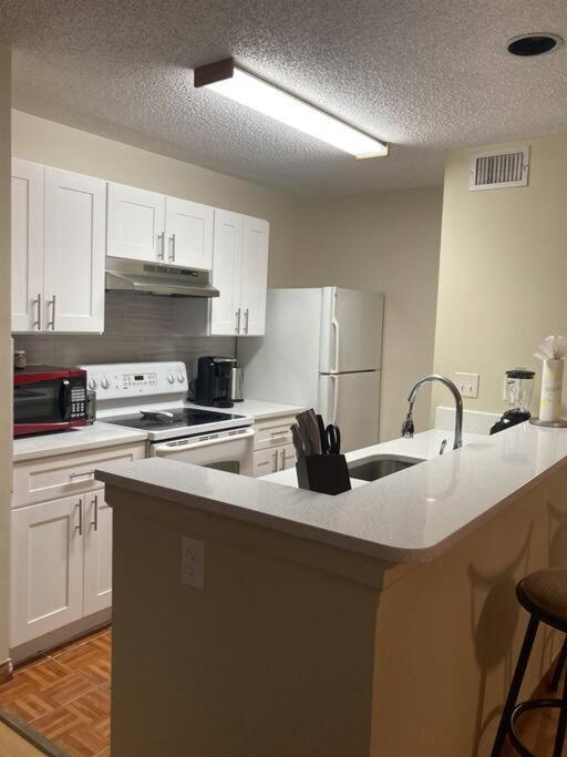Lakeview Condo In Gated Community 탬파 외부 사진
